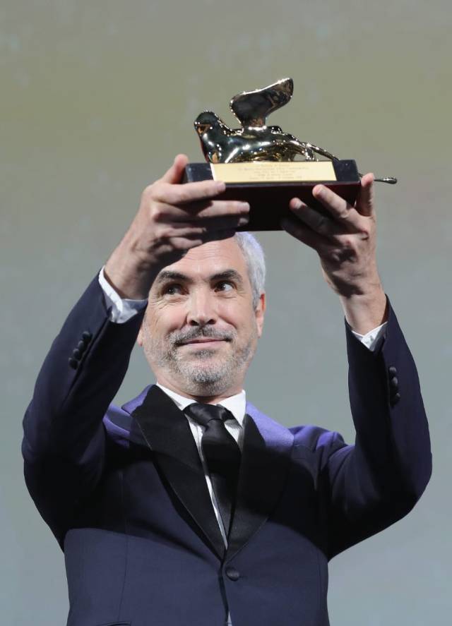 Alfonso Cuarón con el León de Oro que obtuvo por 'Roma' en La Mostra de Venecia.