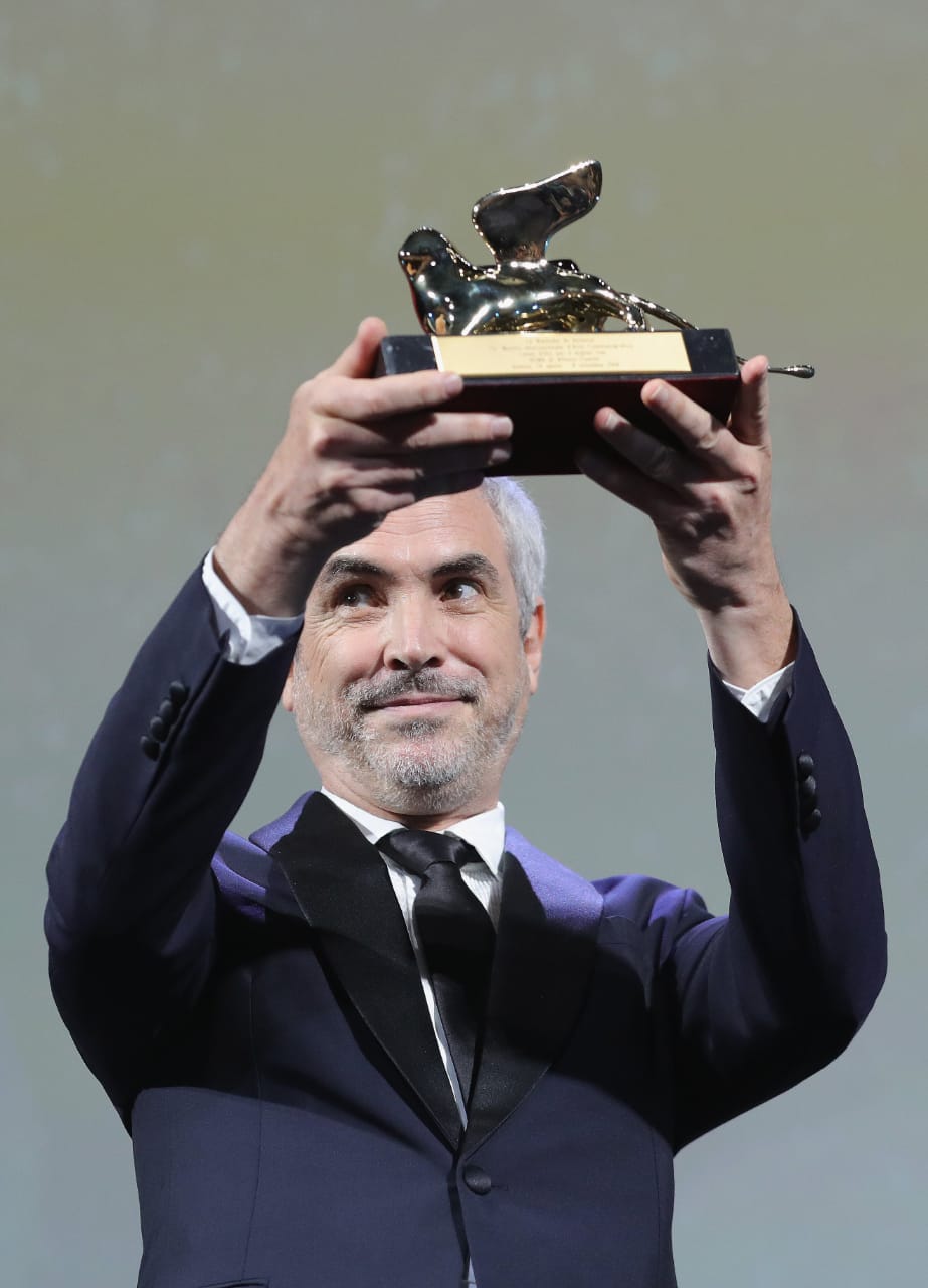 Alfonso Cuarón con el León de Oro que obtuvo por 'Roma' en La Mostra de Venecia.