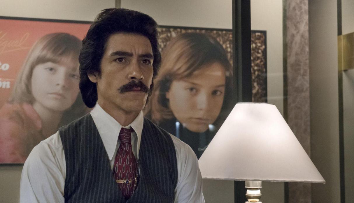 Óscar Jaenada como Luisito Rey en 'Luis Miguel, la Serie'